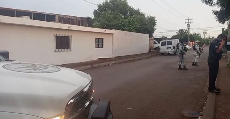 Autoridades trabajan en la escena del crimen