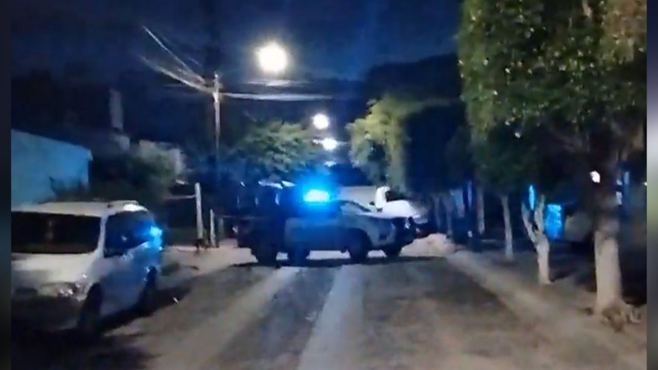 Autoridades llegan al sitio del crimen