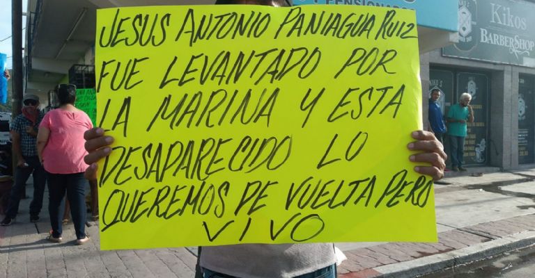 Se manifiestan en palacio municipal de Guaymas por la desaparición de dos jóvenes en Empalme