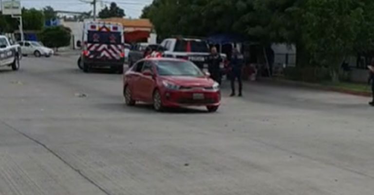 Autoridades llegan al sitio del crimen