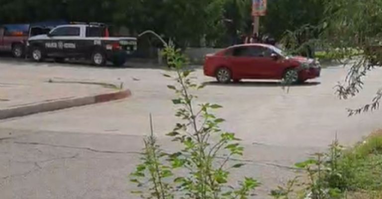 Autoridades llegan al sitio del crimen