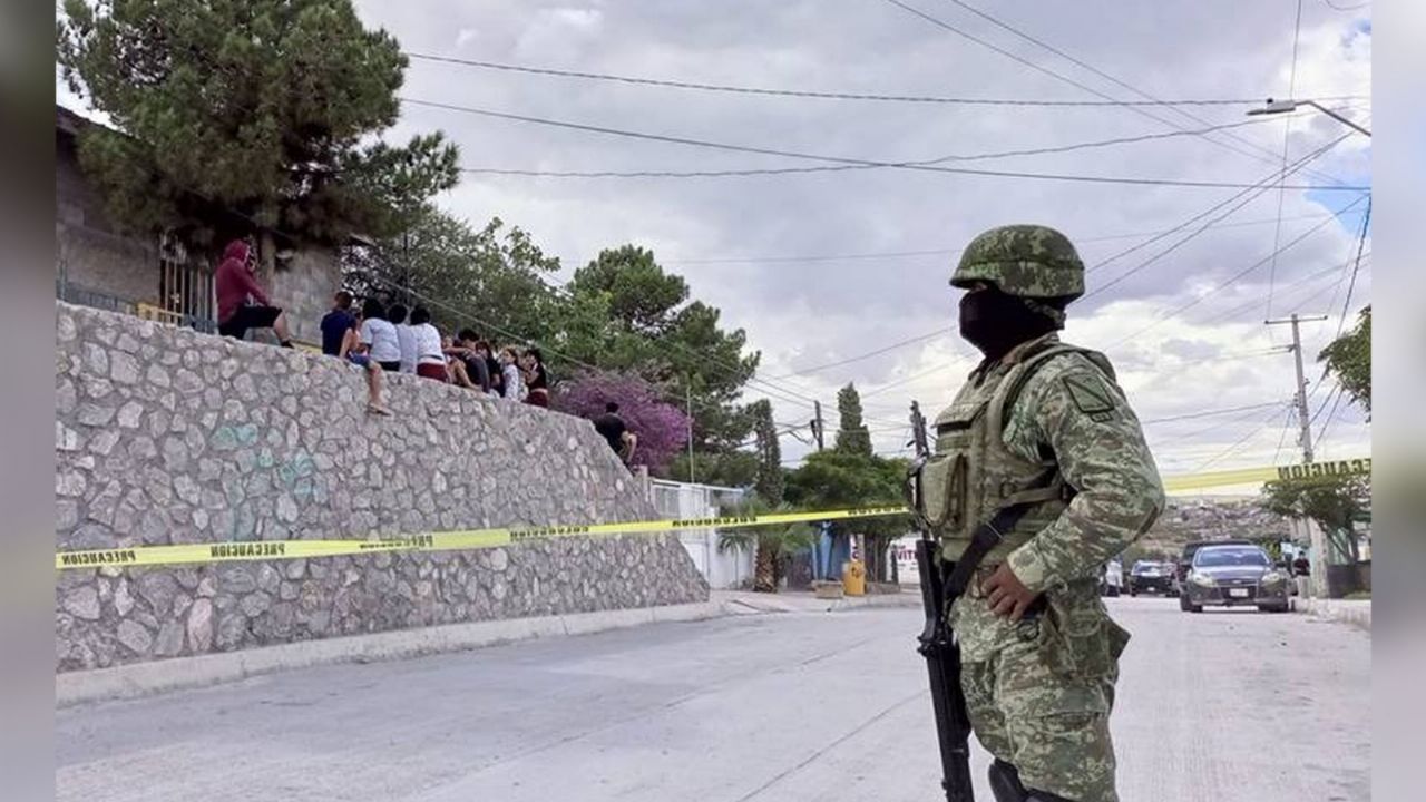 Sicarios desde un auto en movimiento acribillan y matan a un hombre en Ciudad Juárez