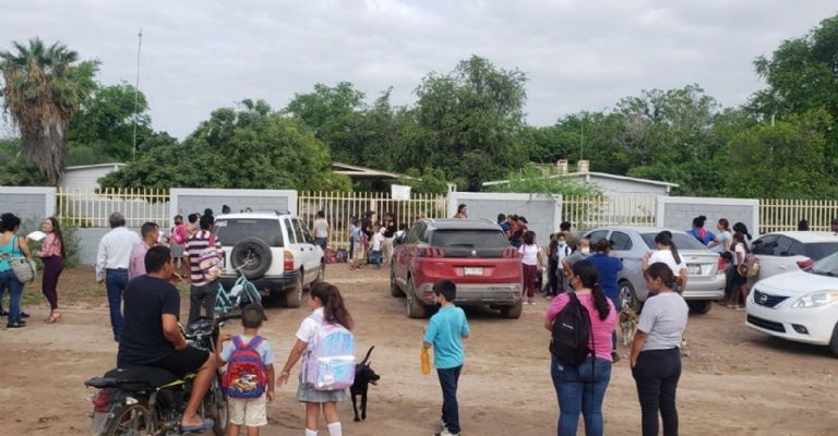 Padres de familia toman la escuela Héctor Mosqueira en Empalme