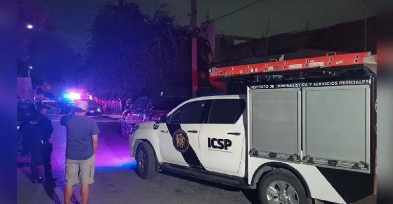 Autoridades trabajan en el sitio del crimen