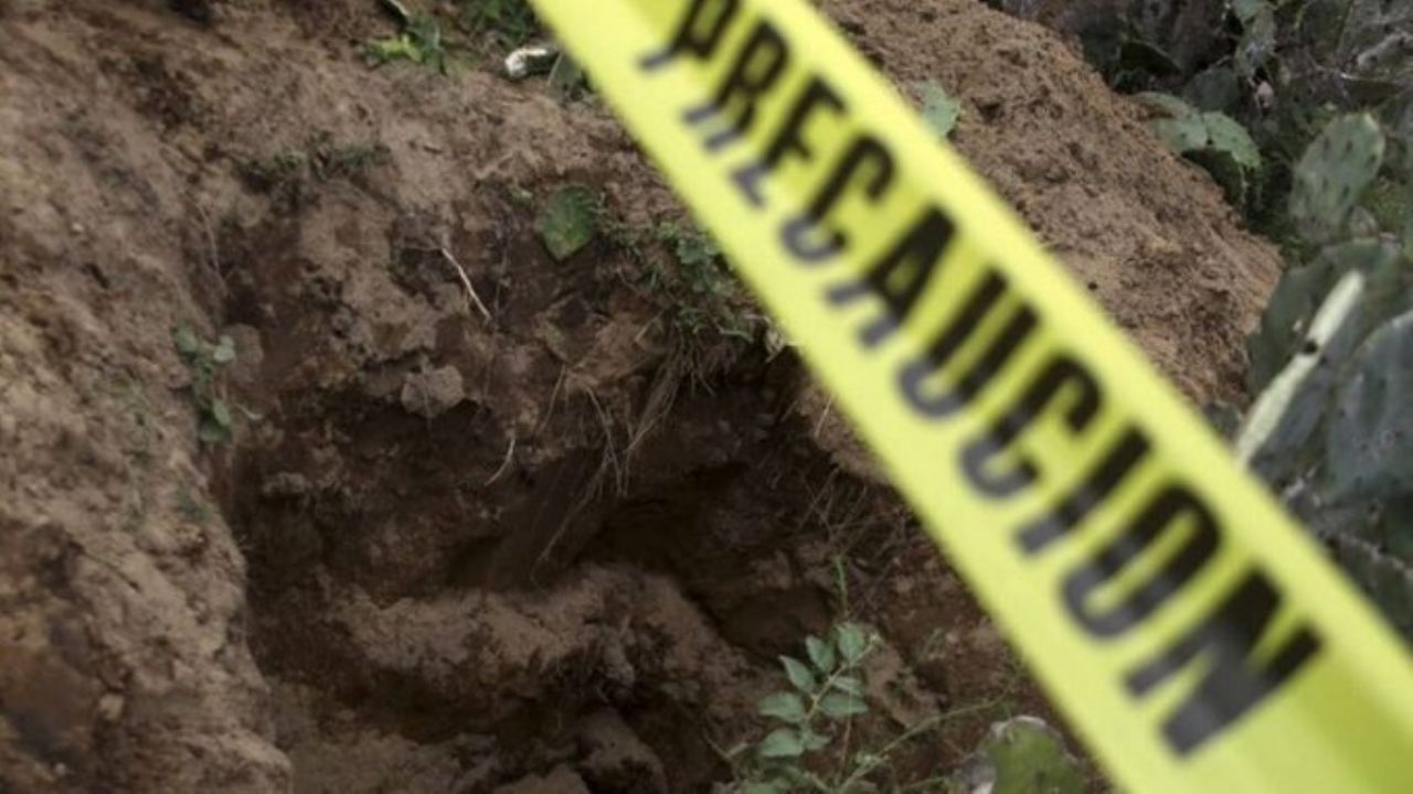 Con el tiro de gracia y signos de tortura, hombre es encontrado a la orilla de una brecha en Colima