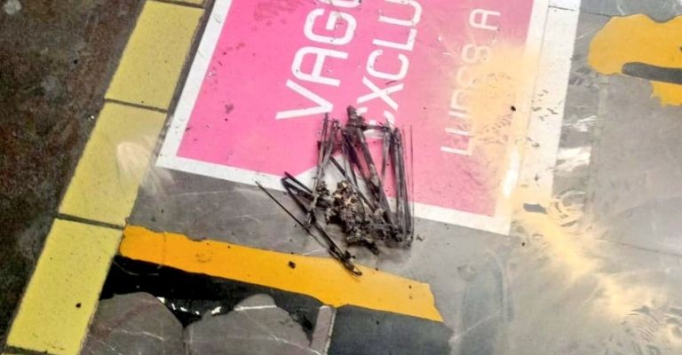 paraguas cayo a vías del metro