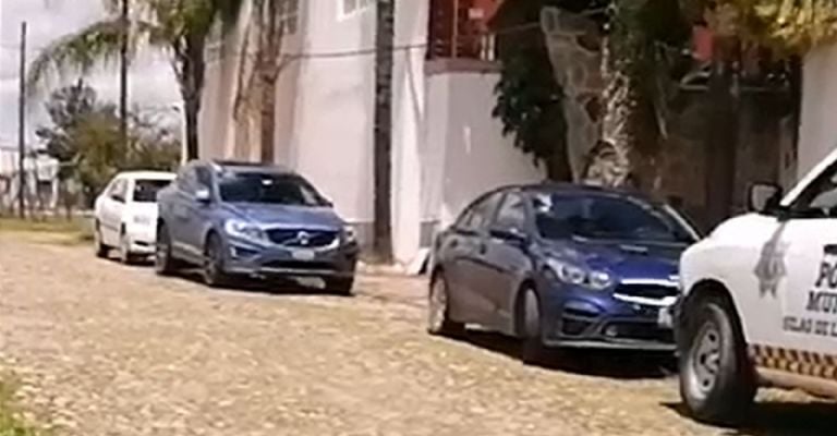 Autoridades llegan al sitio del crimen