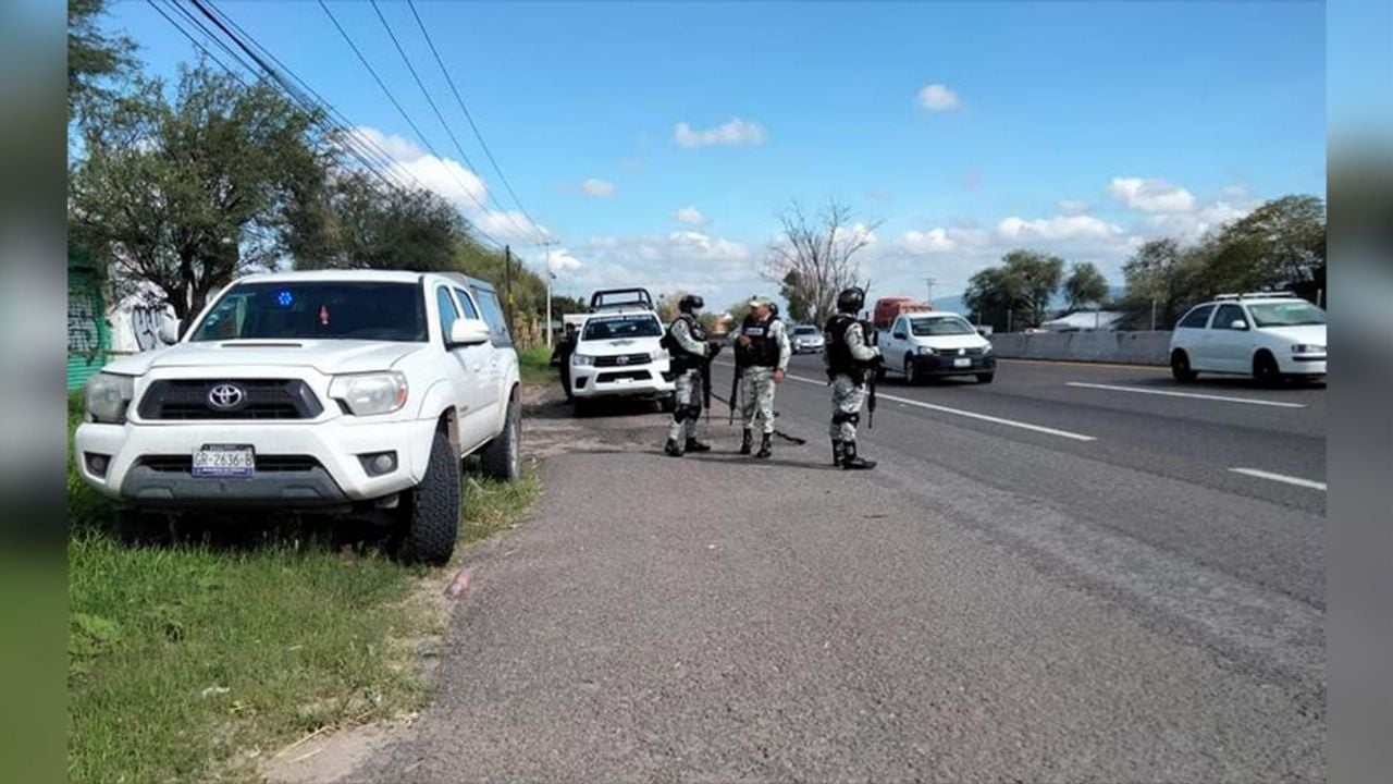 Encuentran a un ‘embolsado’ a la orilla de una autopista en Celaya, Guanajuato
