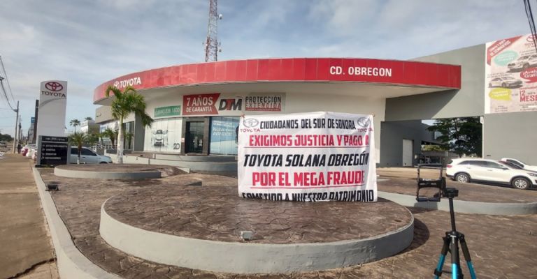 Ciudadanos se manifiestan contra Toyota por deslindarse de megafraude