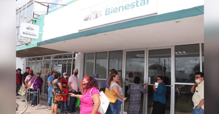 Adultos mayores señalan que continúa el mal servicio del Banco del Bienestar