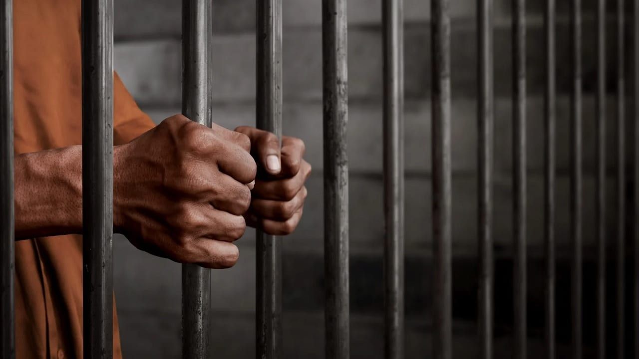 De no creer: Preso denuncia haber sido torturado con el tema ‘Baby Shark’; fue hallado muerto