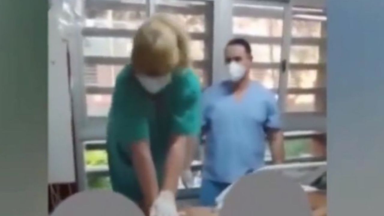 (VIDEO) Poco ético: Doctores tratan de reanimar a un paciente pero en el intento, comienzan a reír