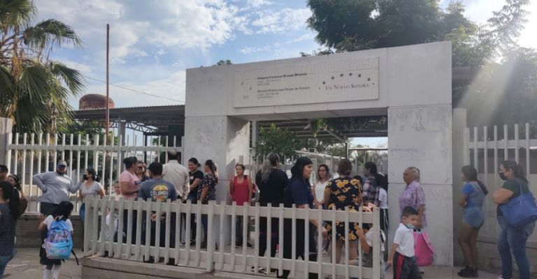 Toman escuela primaria Francisco Miranda Montaño por falta de maestros