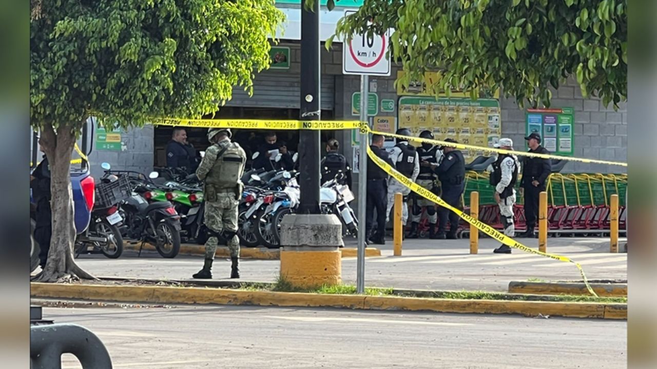 Autoridades llegan al sitio del crimen