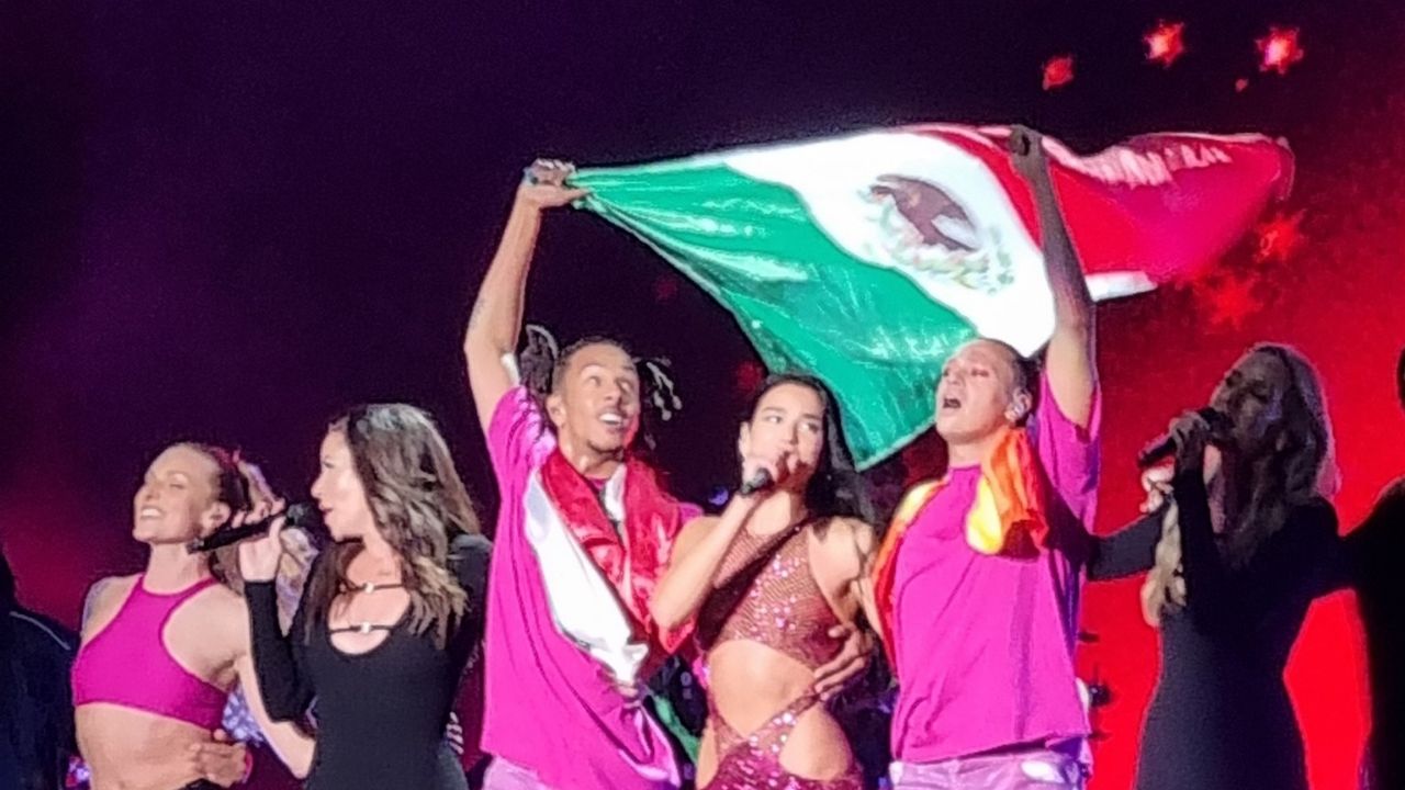 Reacción de Dua Lipa durante el sismo de esta madrugada en CDMX queda en VIDEO; crean MEMES