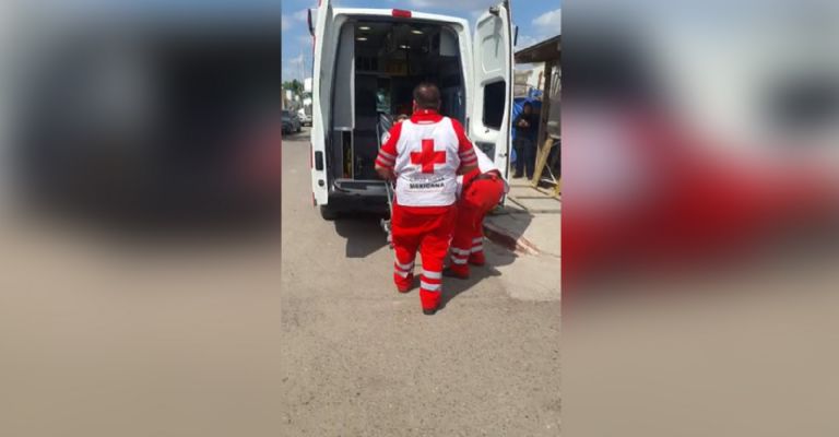 Paramédicos trabajando en el sitio