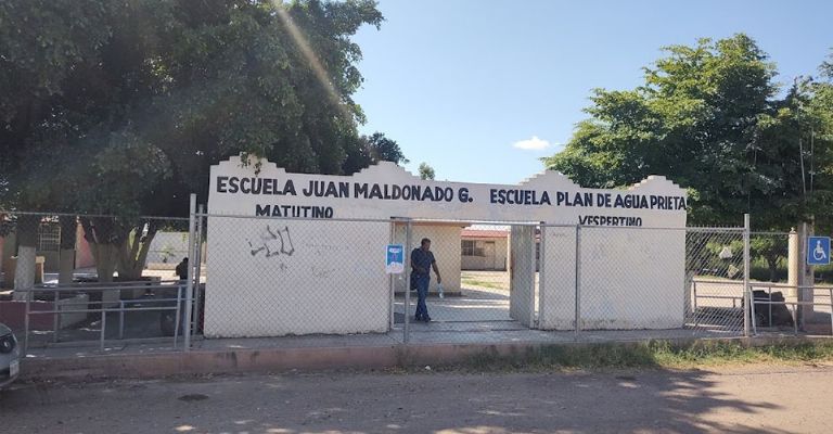Temen en la primaria Juan Maldonado G. de Obregón por casos de dengue ante maleza
