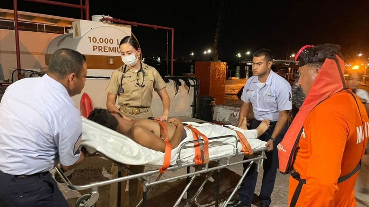 Marina apoya a tripulante de embarcación pesquera tras presentar problemas de salud en Guaymas