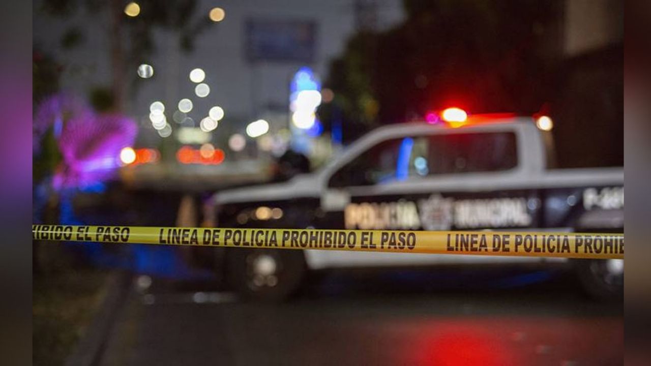 Autoridades llegan al sitio del crimen