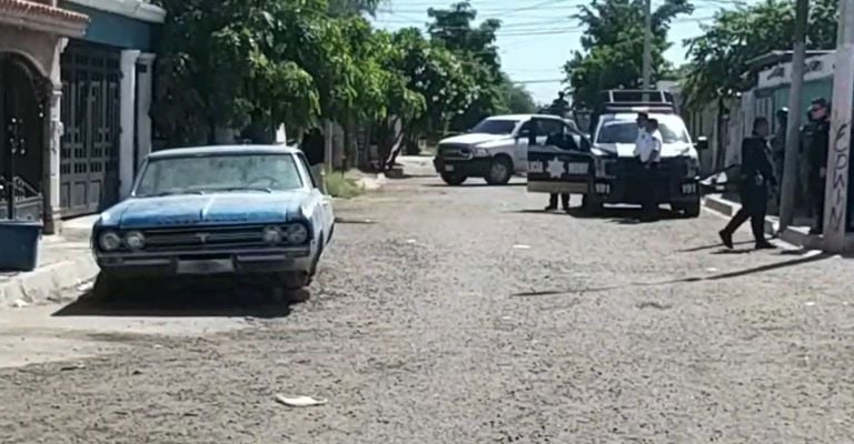 Autoridades llegan al sitio del crimen
