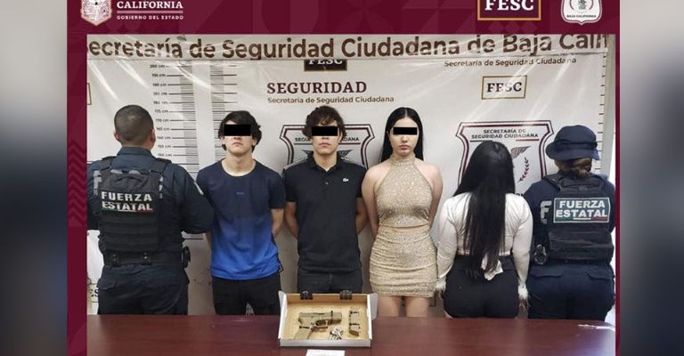 Cuatro jóvenes que transportaban 01 arma de fuego y conducían a exceso de velocidad