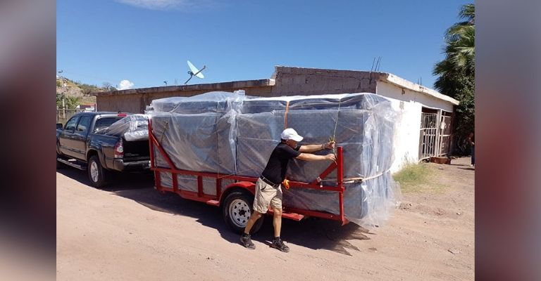 Colchones son entregados a los damnificados por inundación en Guaymas y Empalme