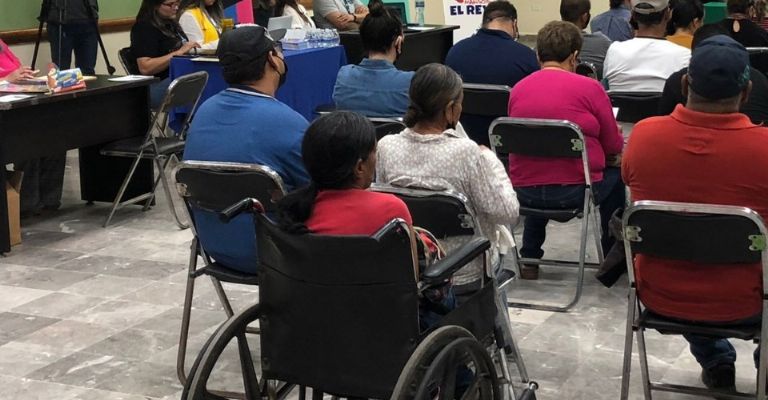 Luchan por ingresar al mundo laboral