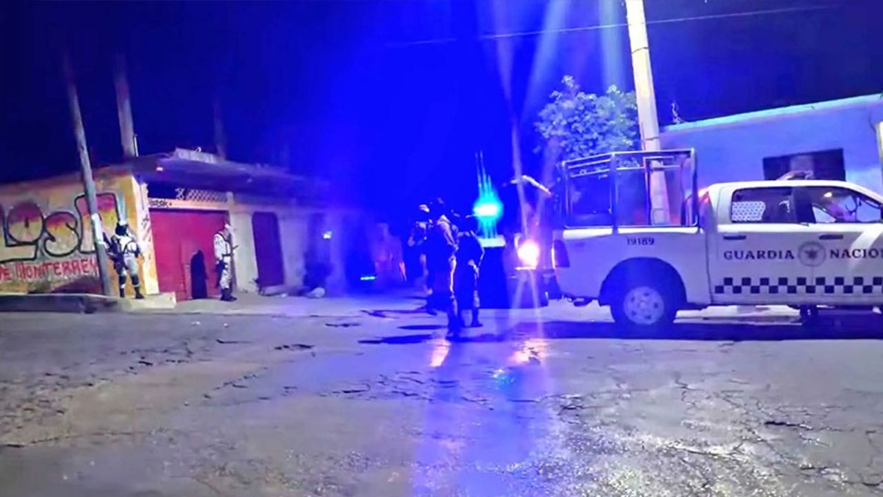 Autoridades llegan al sitio del crimen