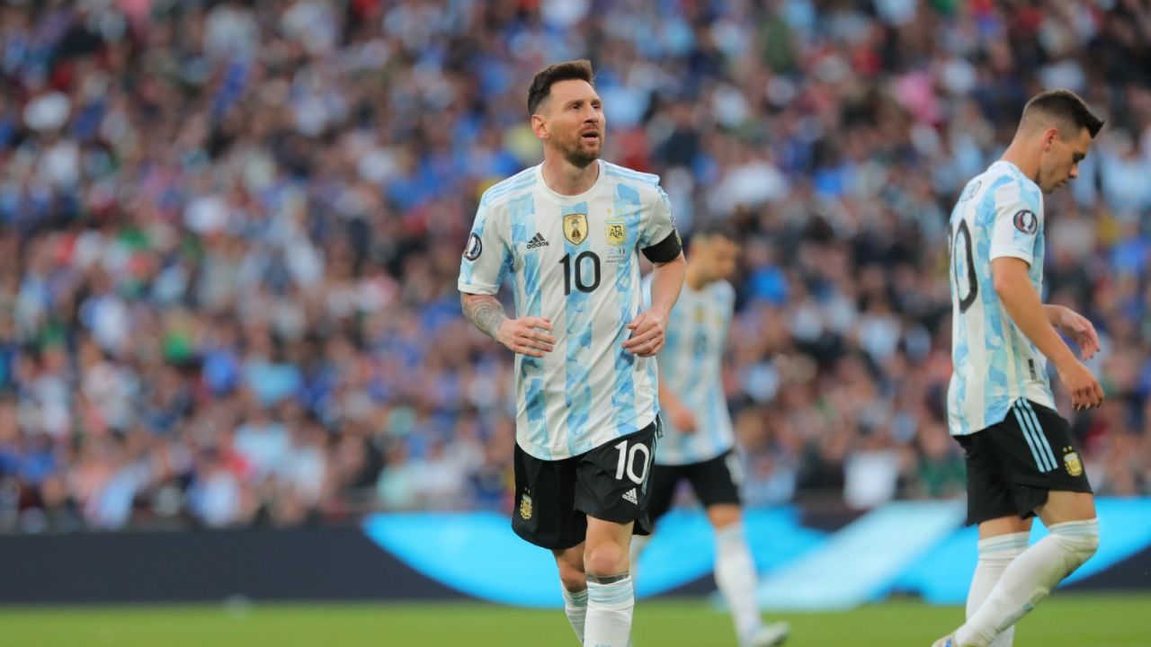 Kun Agüero defiende a Messi de Canelo