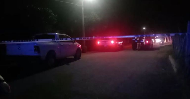 Autoridades trabajan en la escena del crimen