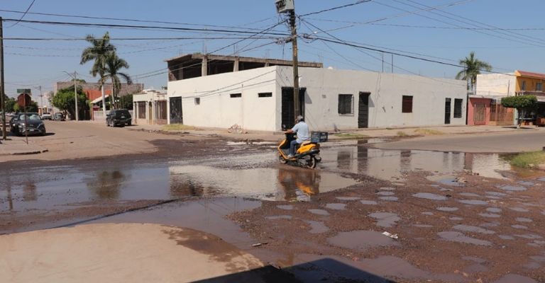 Residentes de la colonia Cortinas denuncian fuga de agua limpia
