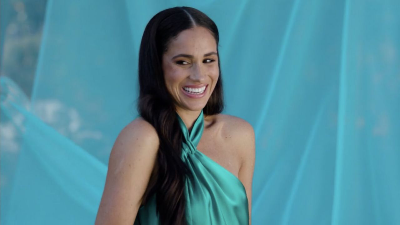 “Hipócrita mentirosa”: Tunden a Meghan Markle por asegurar que renunció a papeles donde era denigrada