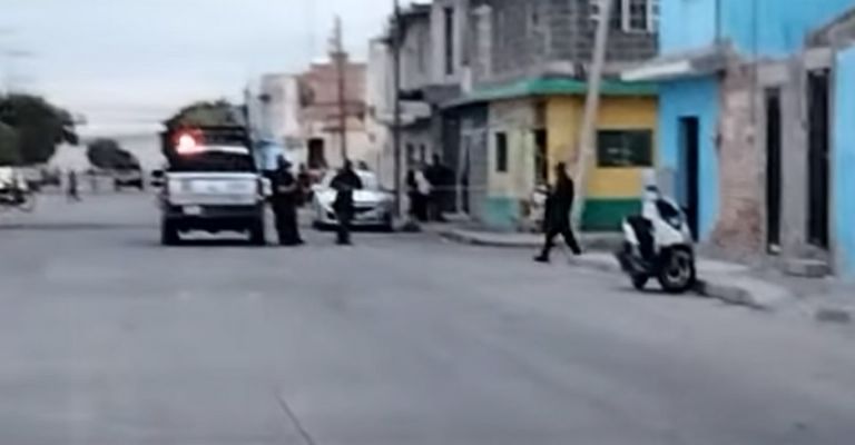 Persiguen a mujer hasta matarla a balazos en una tienda