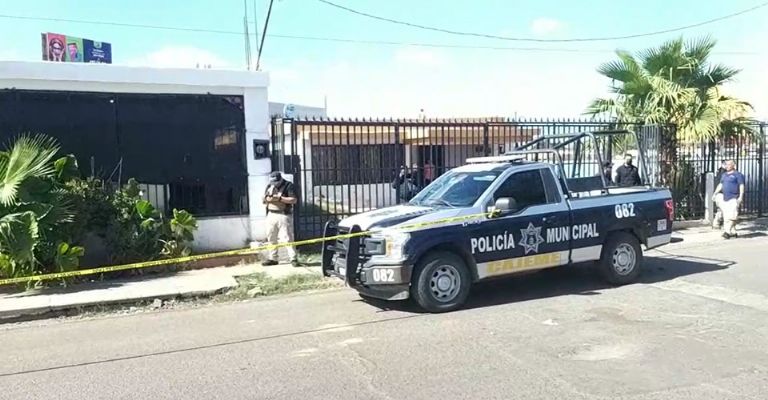 Autoridades llegan al sitio del crimen