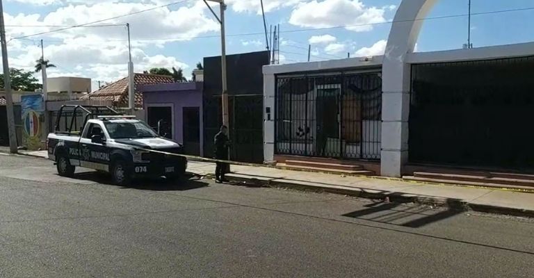 Autoridades llegan al sitio del crimen