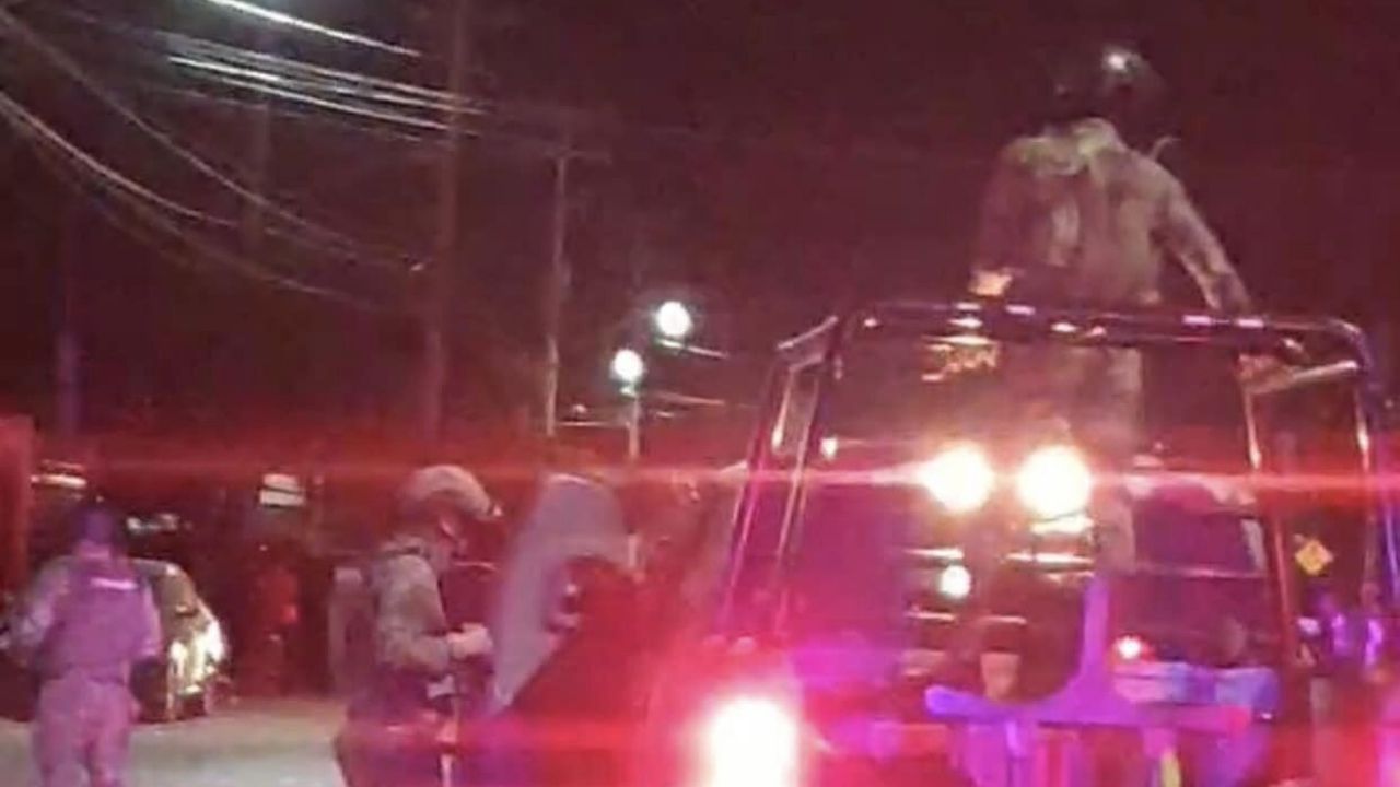 Autoridades llegan al sitio del crimen