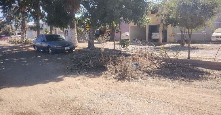 Vecinos de la colonia Villa Fontana se manifiestan tirando escombros