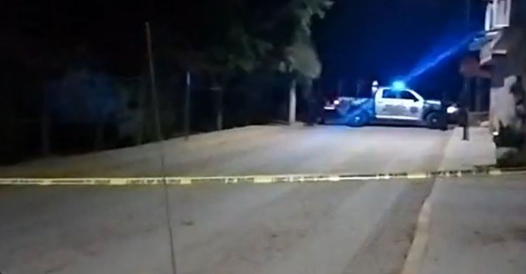 Autoridades llegan al sitio del crimen