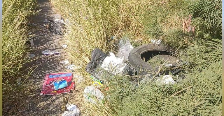 Denuncian banqueta en abandono por la calle 200