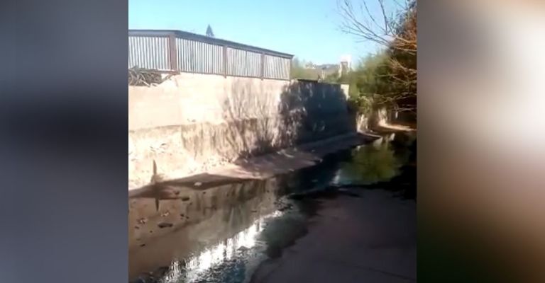 Aguas negras de hospital 'caen' en arroyo de la colonia Sahuaripa en Guaymas