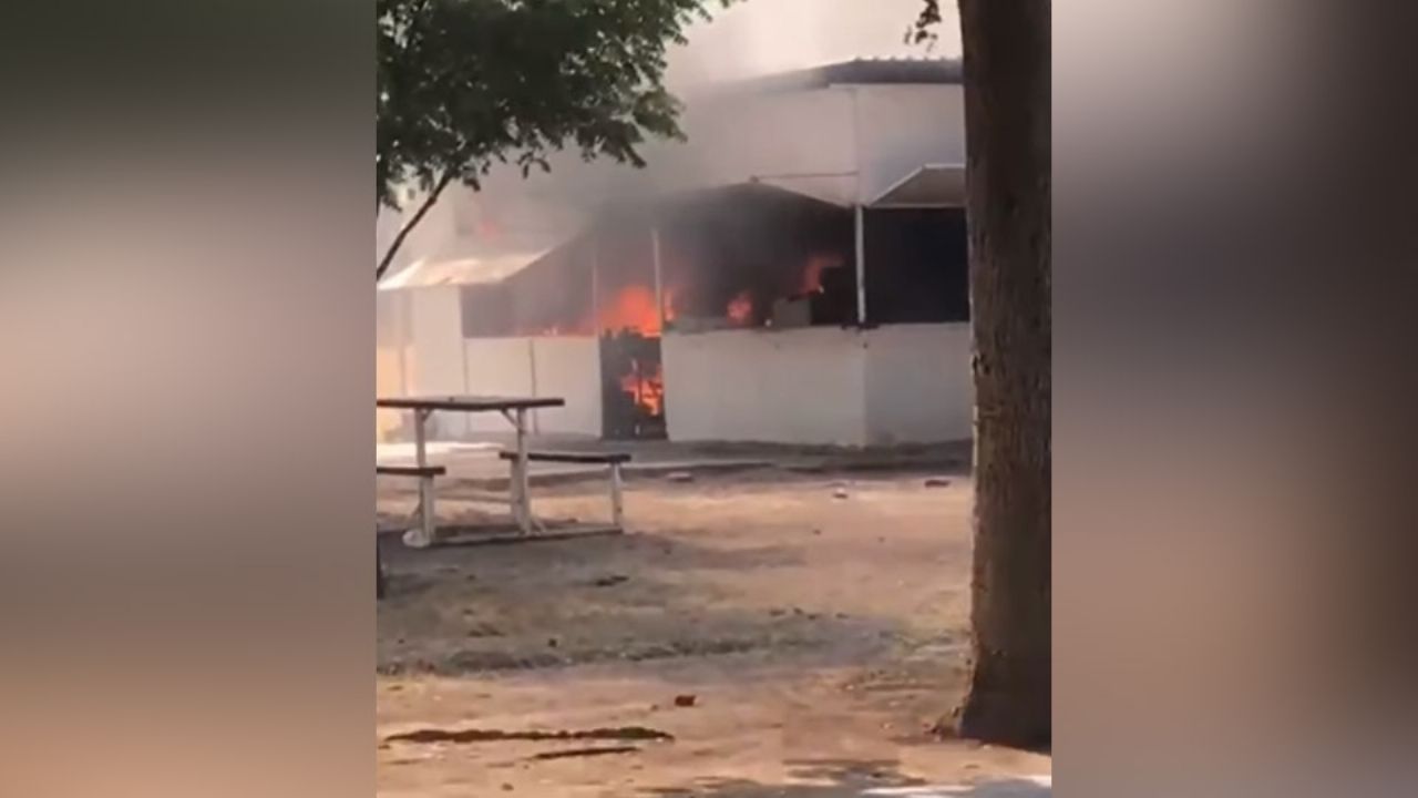 Cooperativa del Cbtis 207 se incendia y un alumno resulta con quemaduras en Navojoa