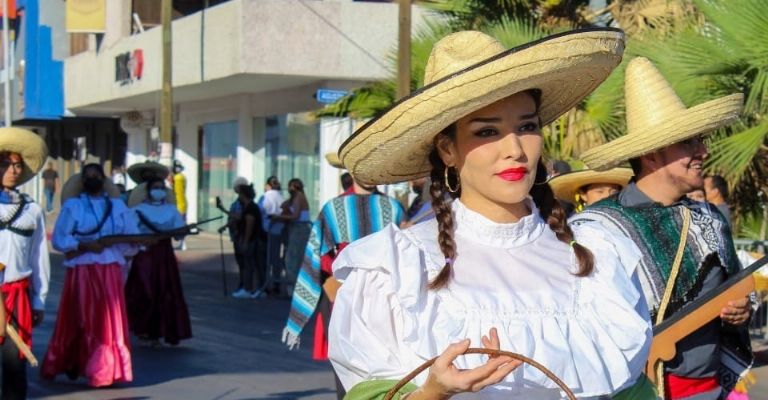 Desfile conmemorativo de la revolución mexicana en Guaymas