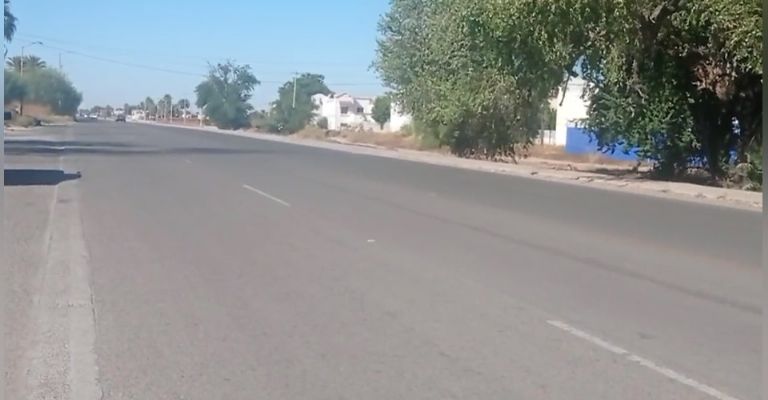 Cae joven de auto en movimiento