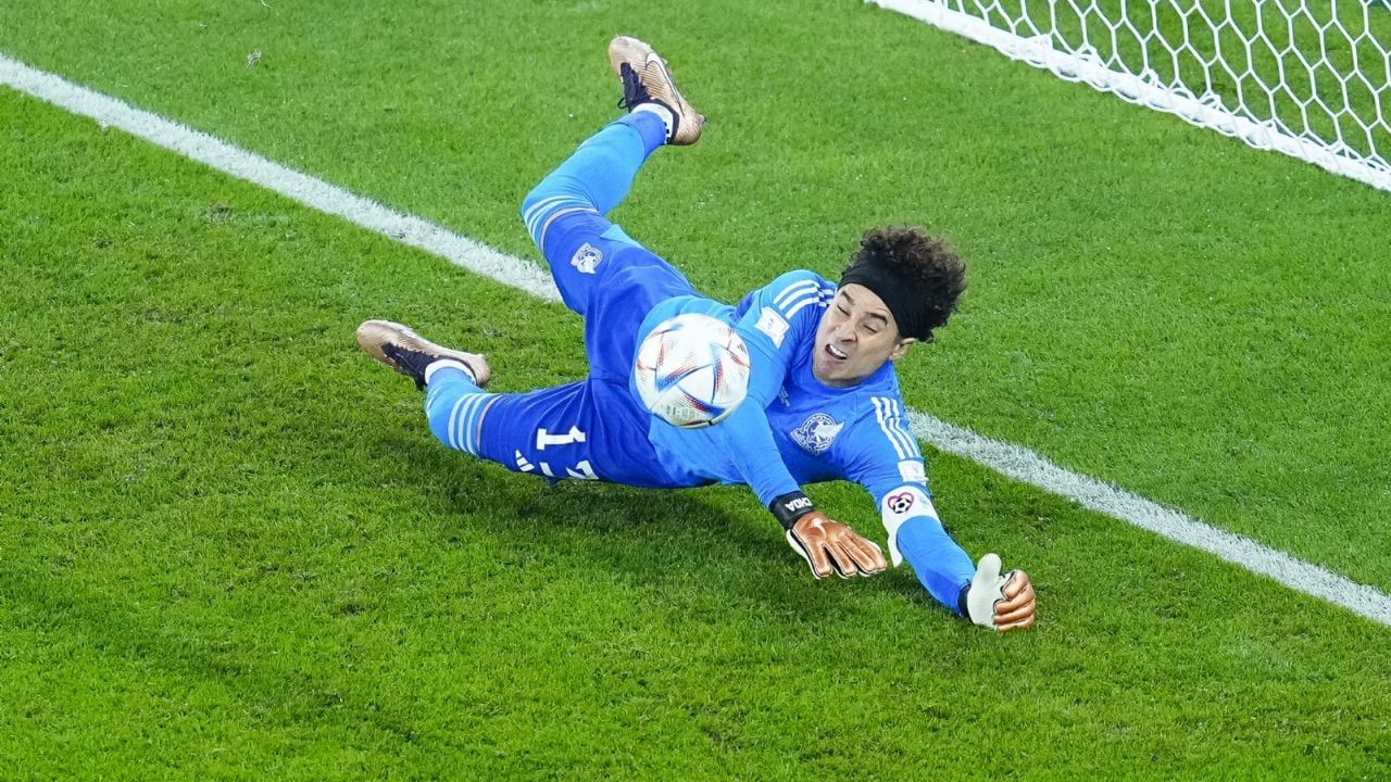 Memo Ochoa logró parar un penal en su debut en el Mundial de Qatar 2022. Foto: Twitter