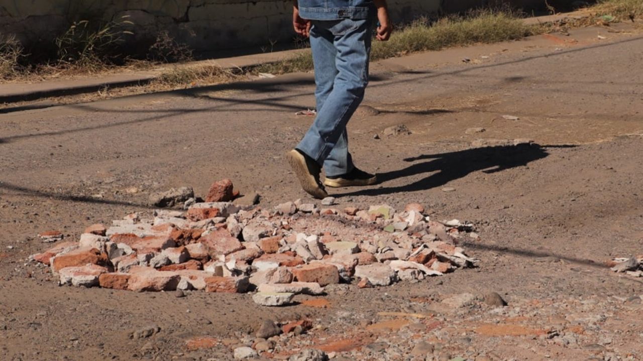 Ciudad Obregón: Ciudadanos tapan baches con escombros sin triturar