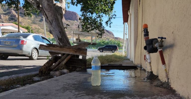 Vecinos reciben agua con drenaje denuncian