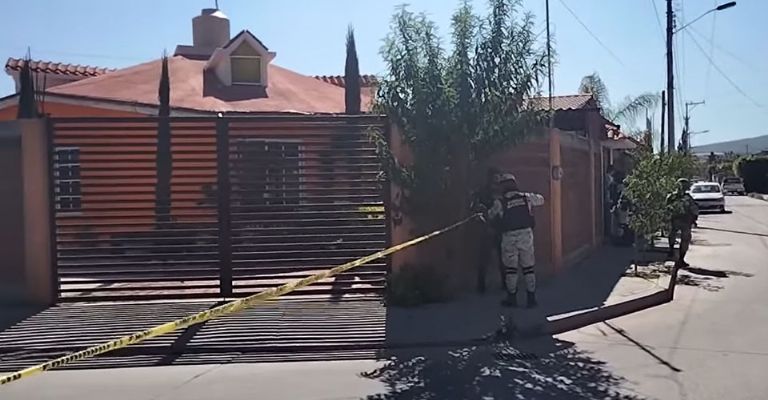 Autoridades llegan al sitio del crimen