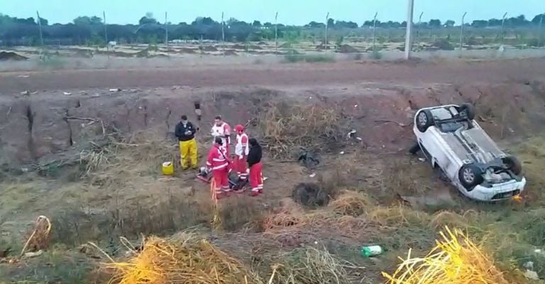 Auto cae a un canal en Ciudad Obregón