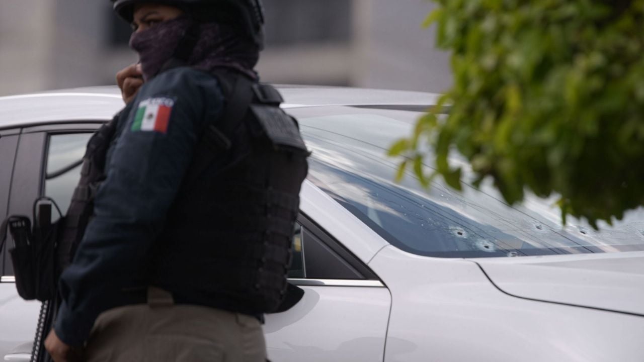 (VIDEO) Masacre: En una primaria, ultiman a balazos a 6 adultos y un niño; identifican a las víctimas