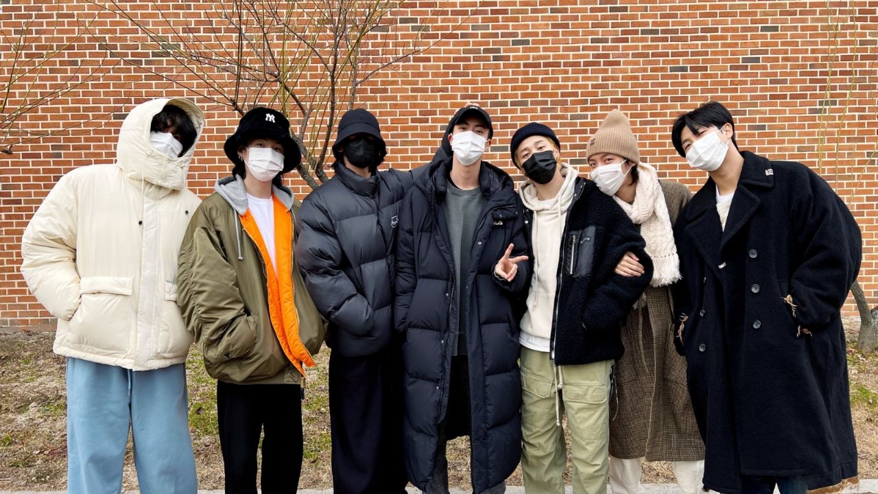 (VIDEO) ¿El fin de una era? Integrante de BTS ya llegó al Ejército de Corea del Sur con nuevo ‘look’